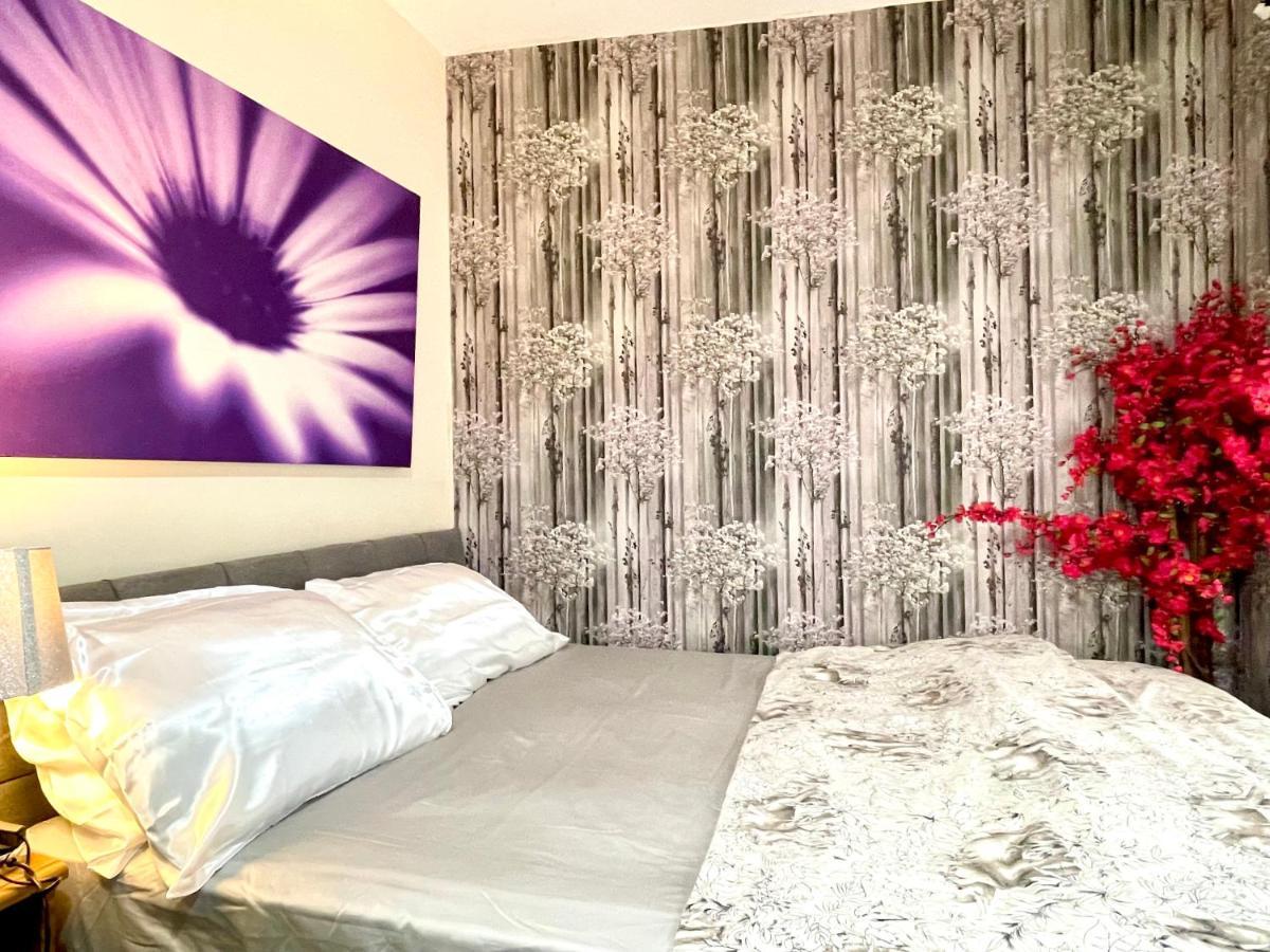 Comfy Double Bedroom With A Private Toilet Londres Exterior foto