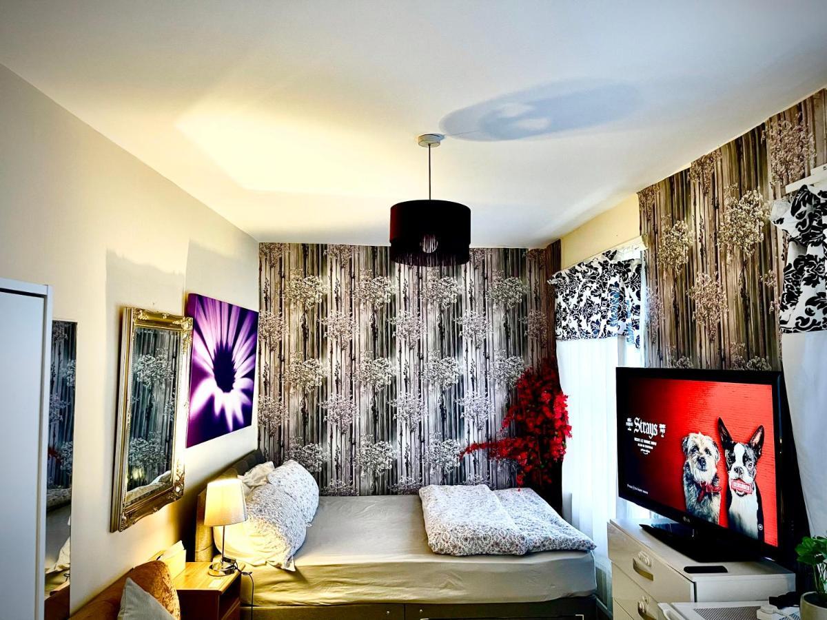 Comfy Double Bedroom With A Private Toilet Londres Exterior foto